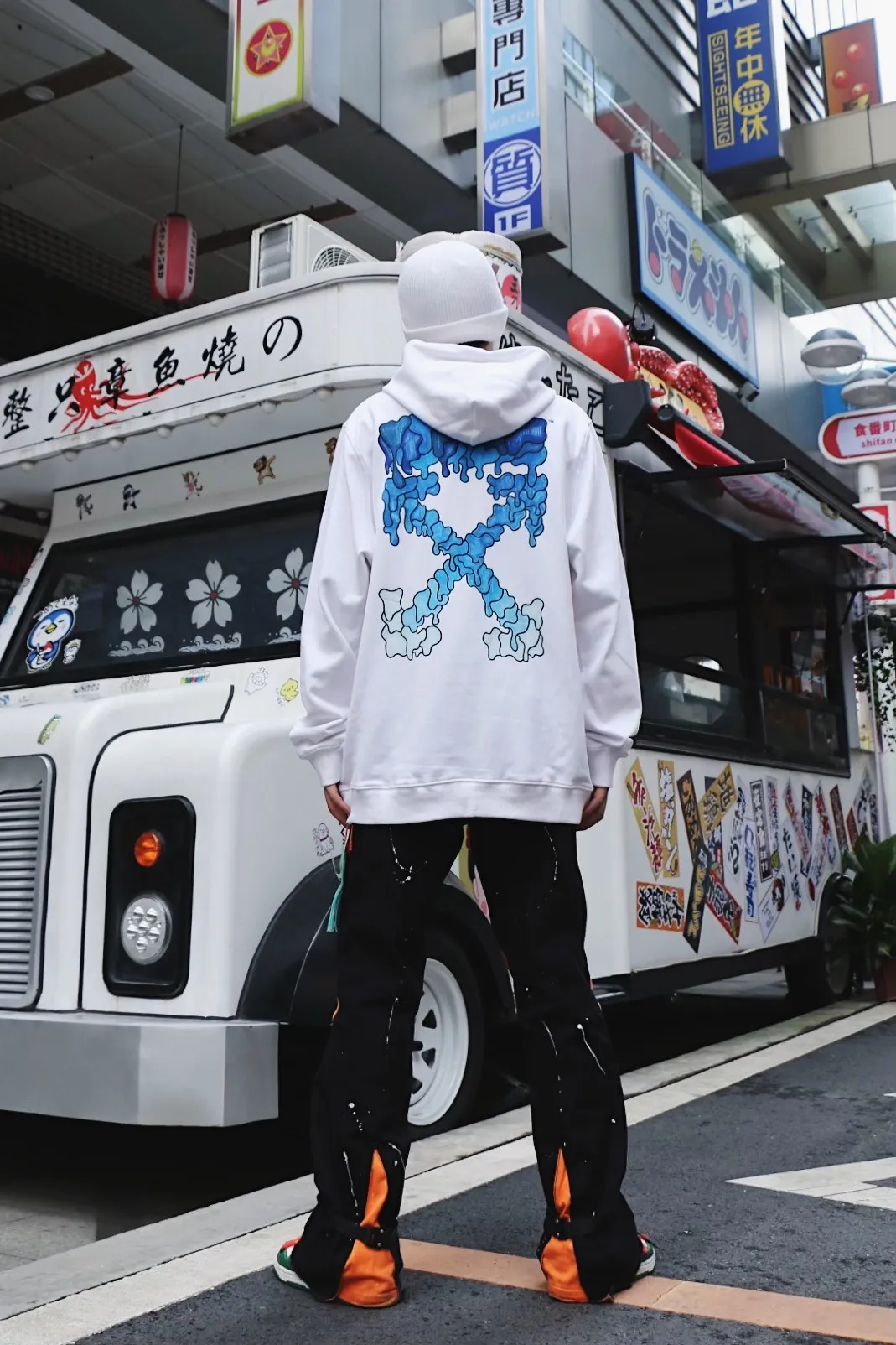 ♻️💯Upper body reference model picture♥️ Top tested version official website new OFF-WHITE water droplet dissolving blue ice cream hoodie pullover sweatshirt Graffiti arrow series European niche culture high street versatile inkjet graffiti water drop arrow💧hot melt gradient effect! The printing adopts the imported glue hot stamping process. The printing has an overlapping and melting texture, creating a three-dimensional and dynamic effect. After high temperature and heat fixation, the firmness is very high, so there is no need to worry about the printing fading and falling off easily! The fabric is made of custom-woven and dyed pure cotton twill terry that has been pre-shrunk by washing and treated to prevent pilling. The collar is made of thick threads and is elastic. The collar will not deform even after repeated cleaning for a long time!   Complete range of PB packaging bags with wash water label tags and comparison support! 🚩Wall crack recommendation is different from the market currency! A full set of customized accessories! Strict quality control! ZP-purchasing agent of the same level! It’s extremely difficult to reproduce, so don’t be afraid of any comparison! Give it away and keep it for yourself💕 The fabric is made of 480g large fish scale pure cotton terry fabric, which is full of drape and is a big release. Color: black and white Size: XS-L P:390